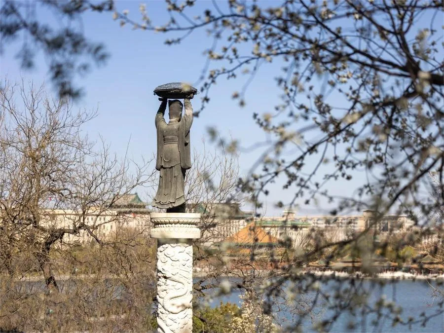 brozen-immortal-holding-dew-basin-at-beihai-park-jpg brozen-immortal-holding-dew-basin-at-beihai-park-jpg