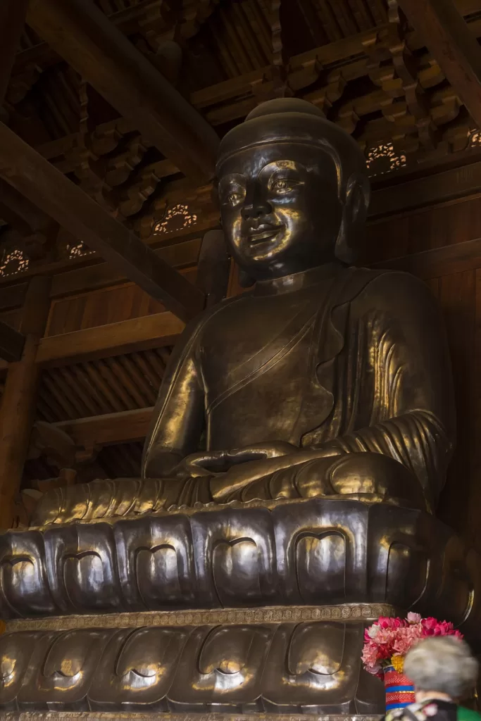 buddha-statue-in-jingan-temple-683x1024-1 buddha-statue-in-jingan-temple-683x1024-1