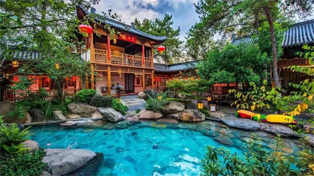 can-visitors-bath-in-huaqing-hot-spring-1024x576-1