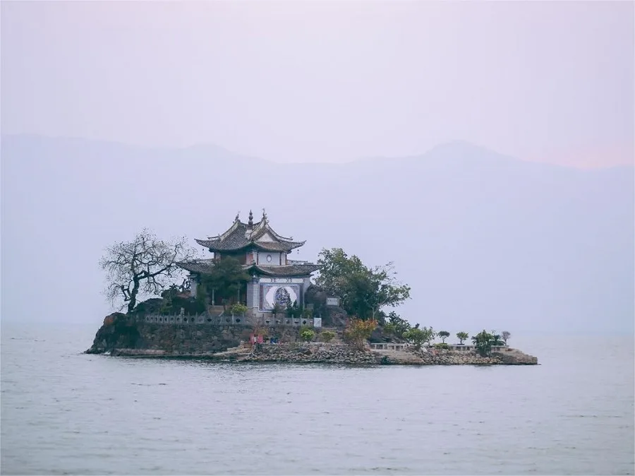 chiwen-island-in-erhai-lake-jpg chiwen-island-in-erhai-lake-jpg