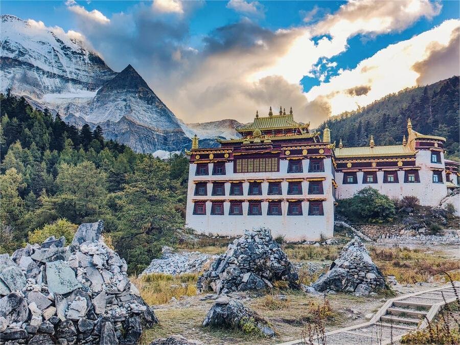 chonggu-monastery-in-yading-nature-reserve chonggu-monastery-in-yading-nature-reserve