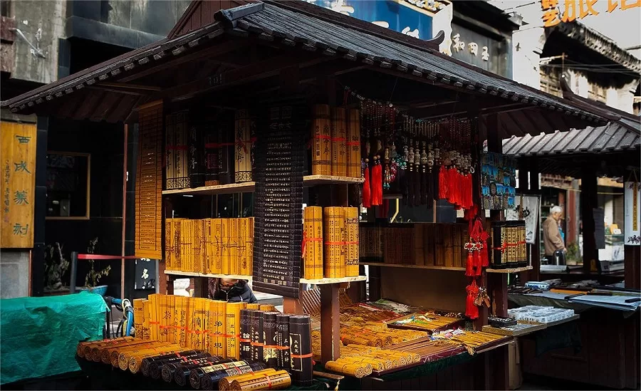 cultural-souvenirs-in-shuyuanmen-street-jpg cultural-souvenirs-in-shuyuanmen-street-jpg