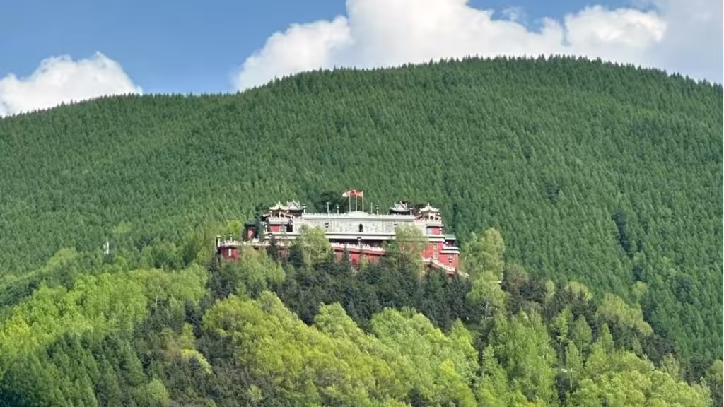 dailuoding-temple-on-mount-wutai-1024x576.avif_-5