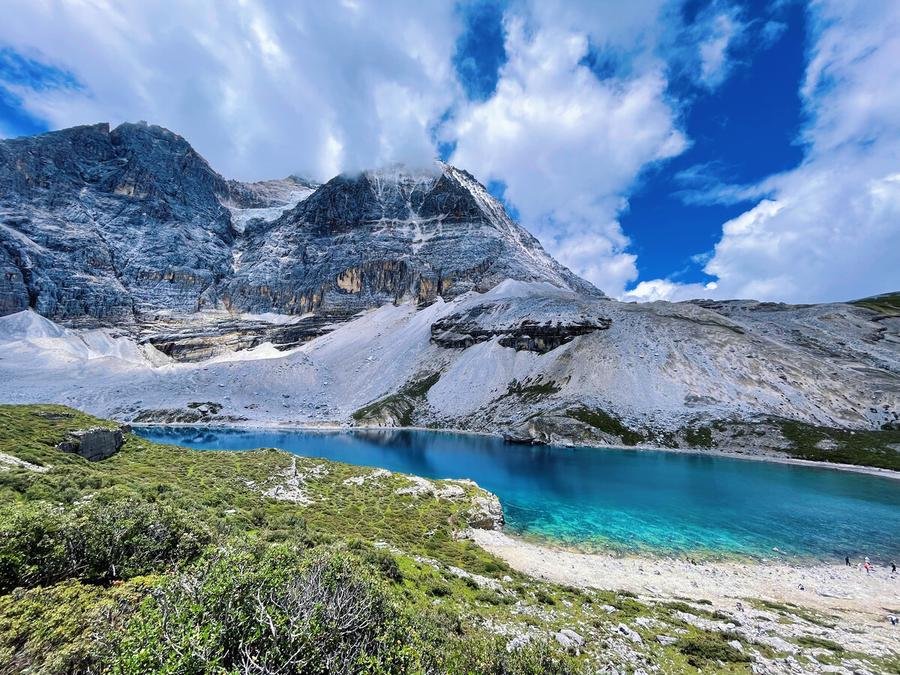five-color-lake-in-yading-nature-reserve five-color-lake-in-yading-nature-reserve