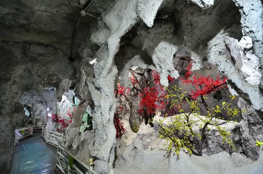 flower-cave-in-longqing-gorge-jpg flower-cave-in-longqing-gorge-jpg