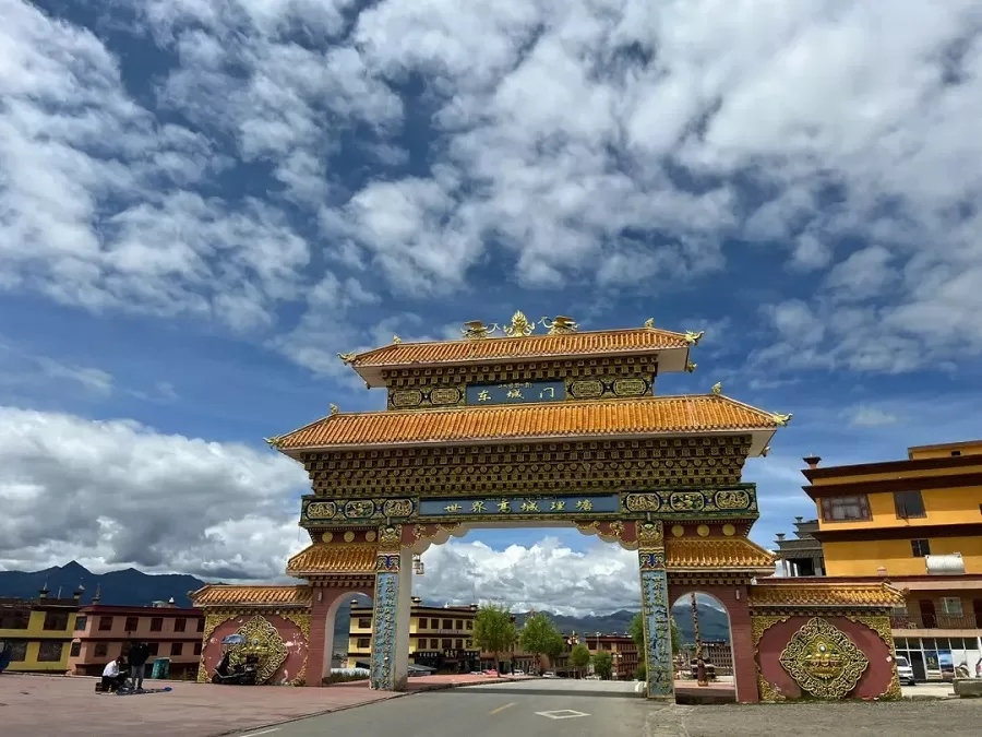 gateway-to-th-eplateau-of-litang-monastery-jpg-1 gateway-to-th-eplateau-of-litang-monastery-jpg-1