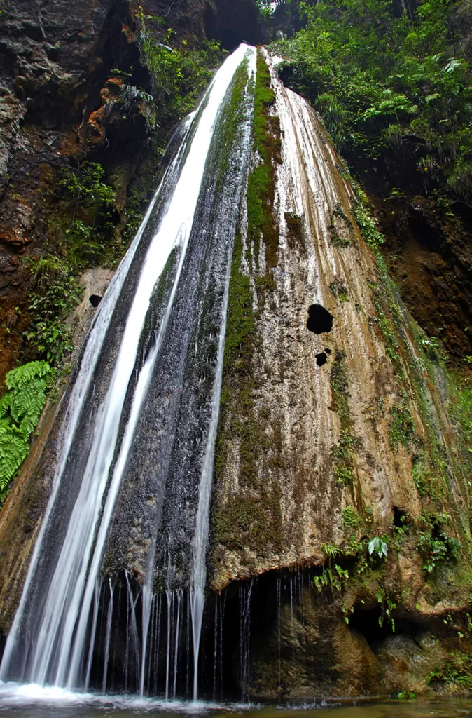golden-bell-waterfall-in-nanjiang-grand-canyon-674x1024-1 golden-bell-waterfall-in-nanjiang-grand-canyon-674x1024-1