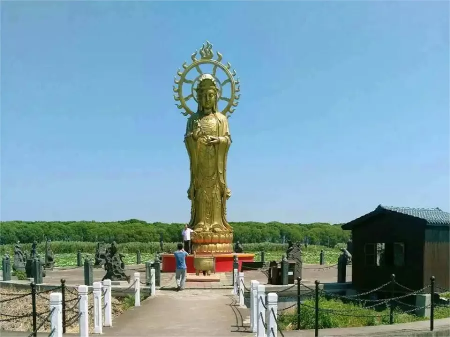 guanyin-bronze-statue-in-honghu-lake-eco-tourism-scenic-area-jpg guanyin-bronze-statue-in-honghu-lake-eco-tourism-scenic-area-jpg