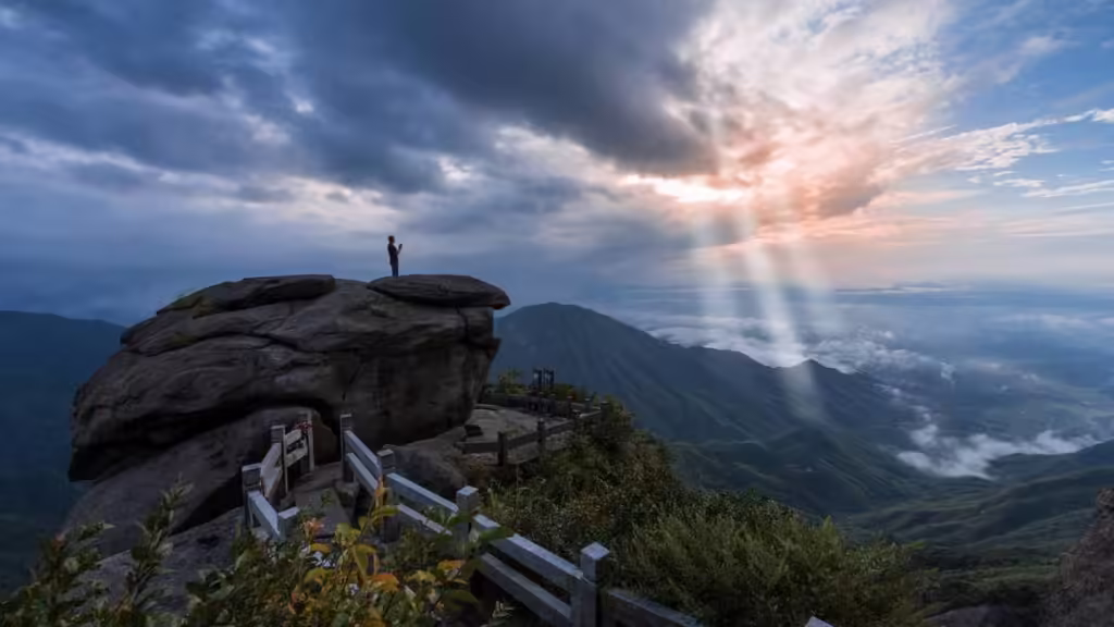 hengshan-mountain-hunan-1024x576.avif_-1