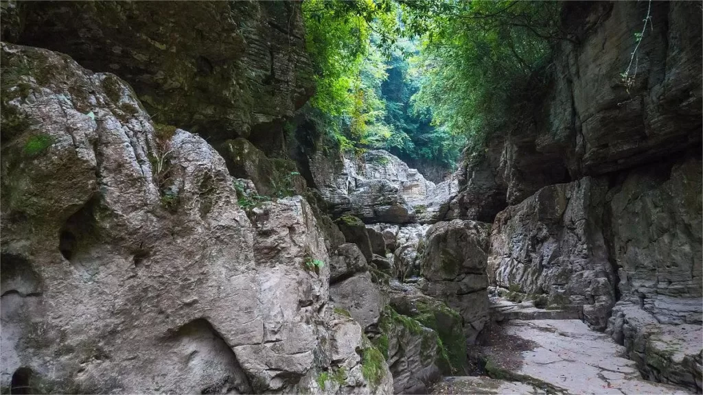 hiking-trails-in-qingjiang-ancient-riverbed-1024x576-1 hiking-trails-in-qingjiang-ancient-riverbed-1024x576-1