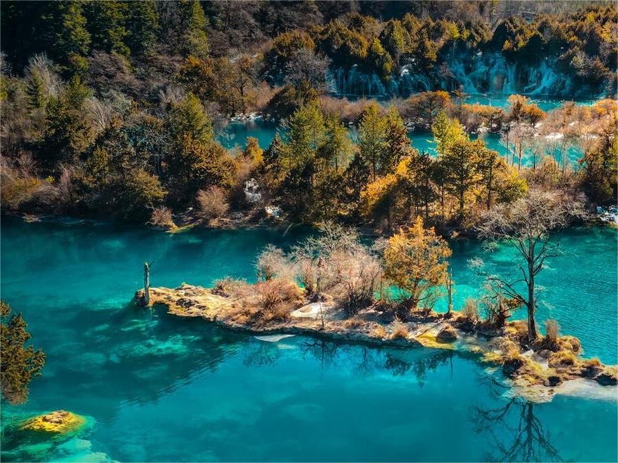huohua-lake-in-jiuzhai-valley huohua-lake-in-jiuzhai-valley