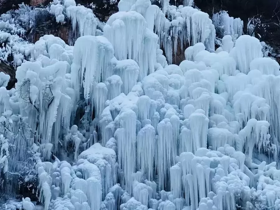 ice-waterfalls-in-hailuogou-glacier-national-park-jpeg ice-waterfalls-in-hailuogou-glacier-national-park-jpeg