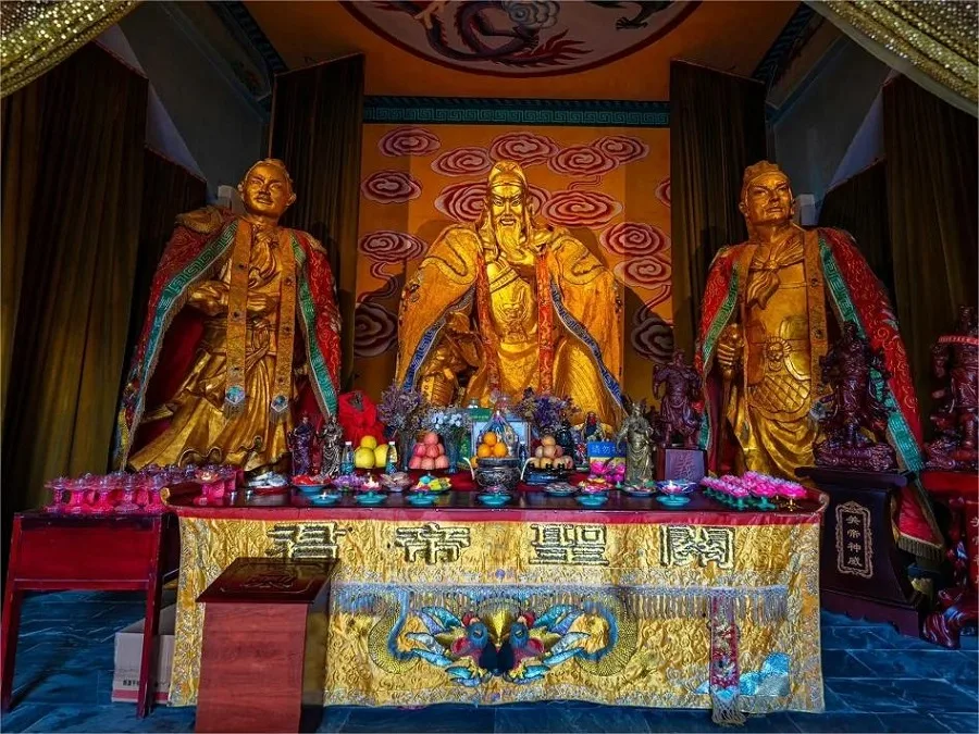 inside-Guan-Yu-Temple-jingzhou-jpg inside-Guan-Yu-Temple-jingzhou-jpg