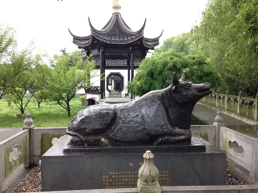 iron-bulls-in-shaobo-ancien-town-jpg iron-bulls-in-shaobo-ancien-town-jpg