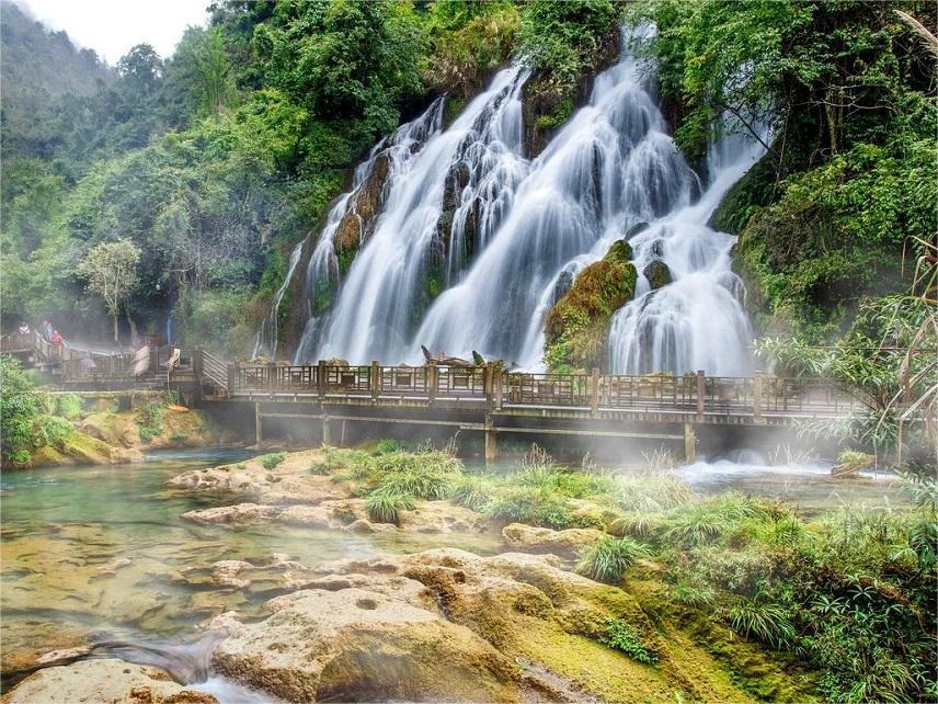 laya-waterfall-in-xiaoqikong-scenic-area laya-waterfall-in-xiaoqikong-scenic-area