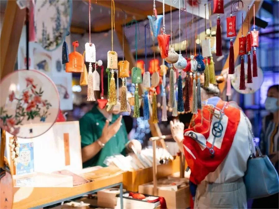 local-arts-and-crafts-in-guanqian-street-jpg-1 local-arts-and-crafts-in-guanqian-street-jpg-1