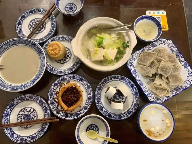 local-snacks-and-teahouses-in-liulichang-culture-street local-snacks-and-teahouses-in-liulichang-culture-street