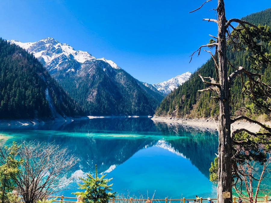 long-lake-in-jiuzhai-valley long-lake-in-jiuzhai-valley