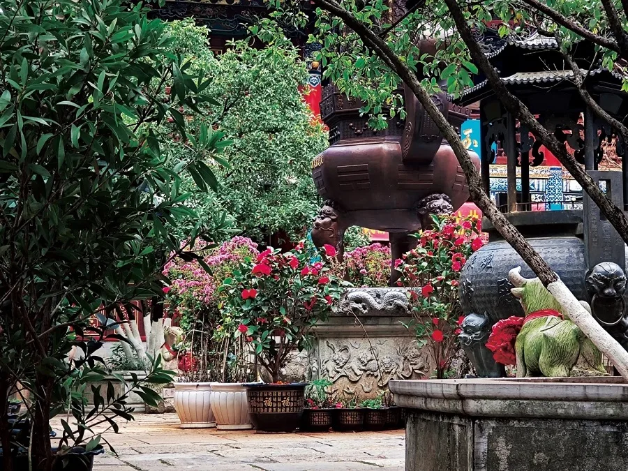 longquan-temple-in-black-dragon-pool-park-kunming-jpg longquan-temple-in-black-dragon-pool-park-kunming-jpg