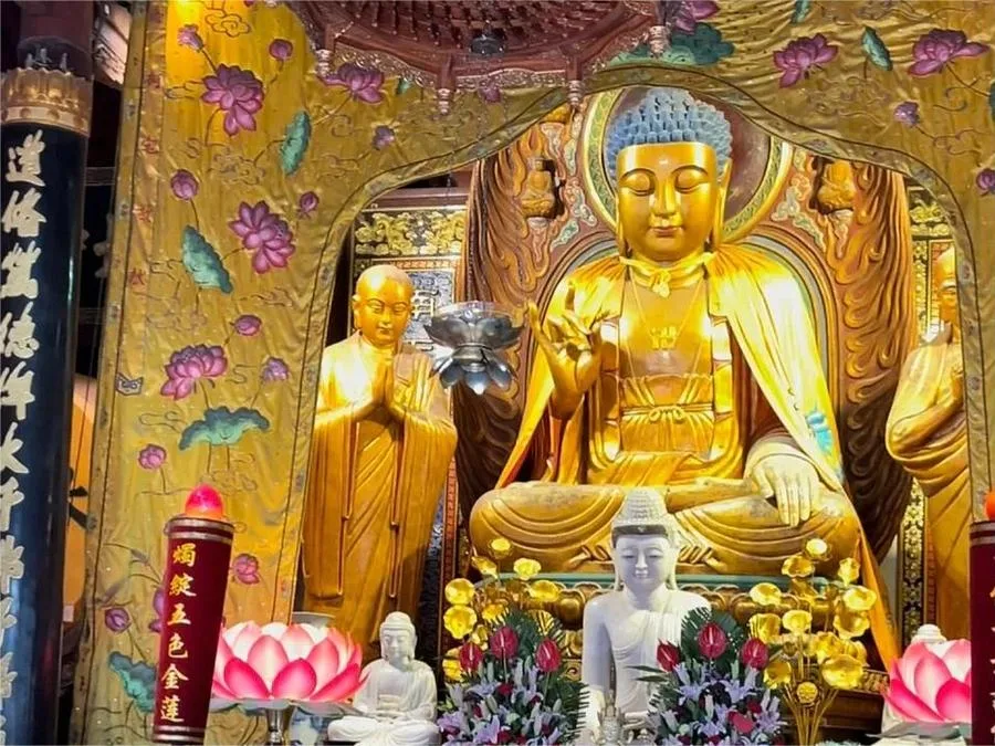 mahavira-hall-in-huiji-temple-in-mount-putuo-jpg mahavira-hall-in-huiji-temple-in-mount-putuo-jpg