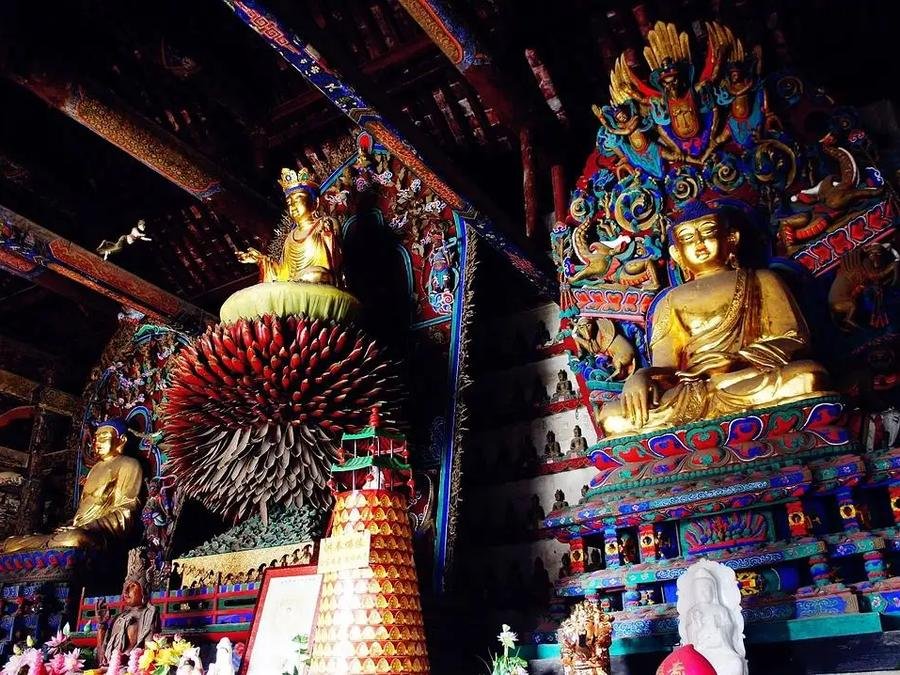mahavira-hall-in-lingyan-temple-jinan mahavira-hall-in-lingyan-temple-jinan