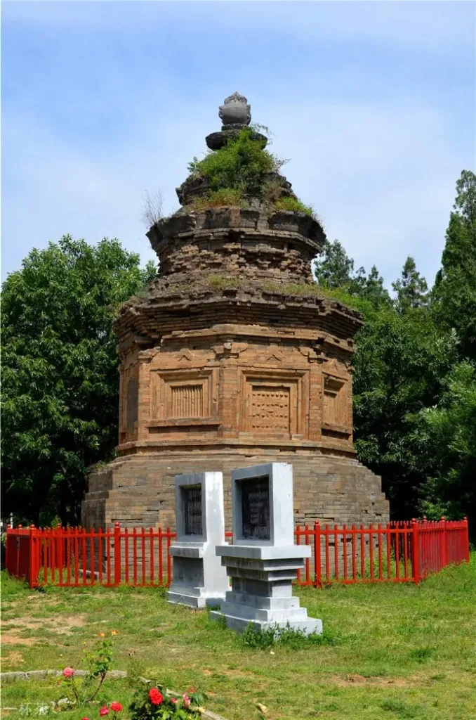 master-jingzang-pagoda-in-huishan-temple-678x1024-1 master-jingzang-pagoda-in-huishan-temple-678x1024-1