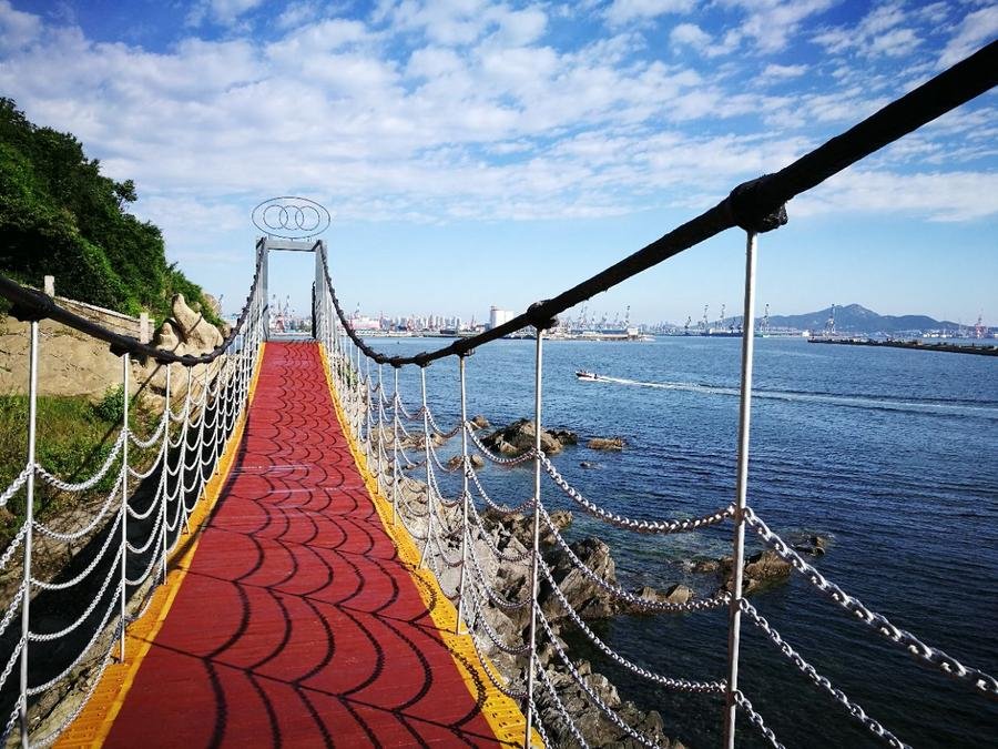 mengqing-cliff-bridge-in-yantai-hill-park mengqing-cliff-bridge-in-yantai-hill-park