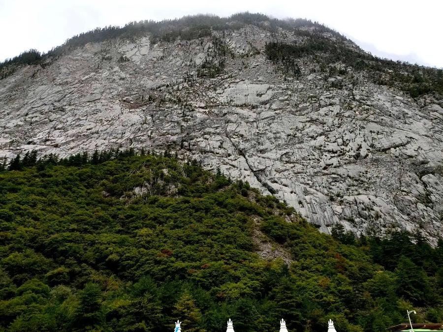mirror-cliff-in-jiuzhai-valley mirror-cliff-in-jiuzhai-valley