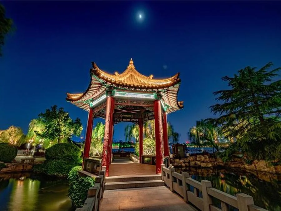 moonlight-pavilion-in-daming-lake-jpg moonlight-pavilion-in-daming-lake-jpg