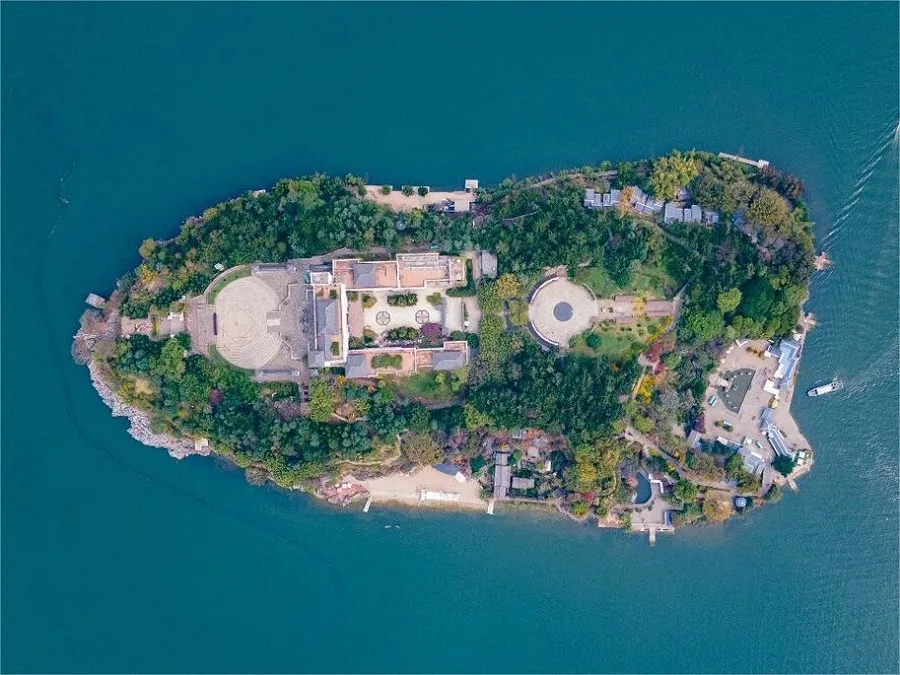 nanzhao-style-island-in-erhai-lake-jpg nanzhao-style-island-in-erhai-lake-jpg