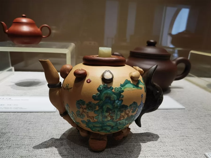 purple-caly-teapot-gallery-in-yixing-ceramics-museum-jpeg purple-caly-teapot-gallery-in-yixing-ceramics-museum-jpeg