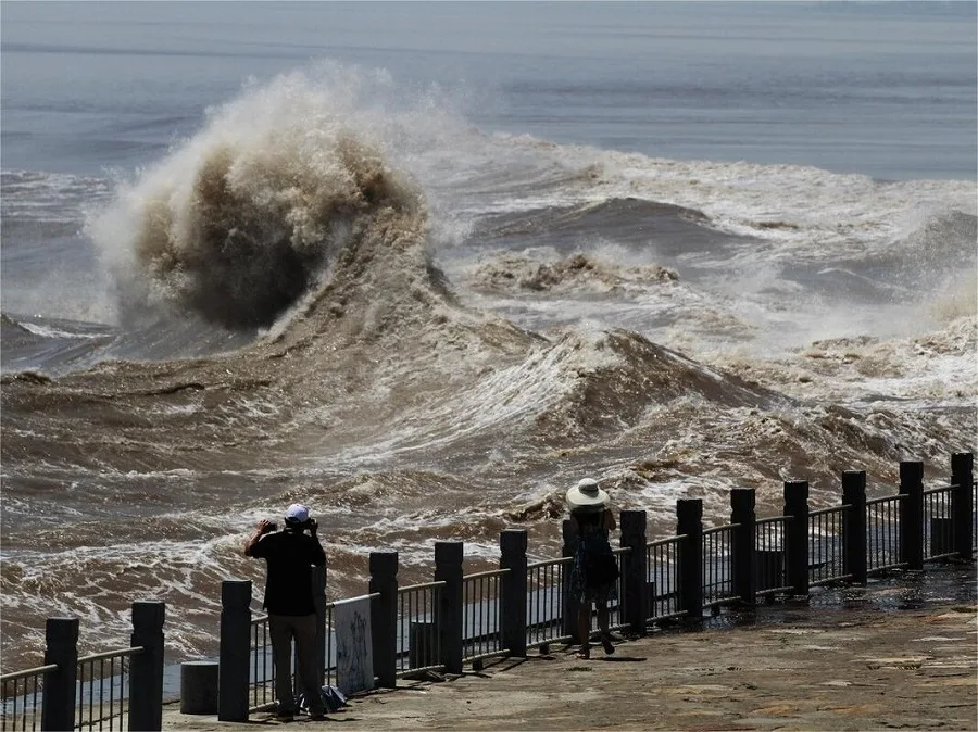 qiantang-river-tidal-bore-in-yanguan-ancient-town-jpg qiantang-river-tidal-bore-in-yanguan-ancient-town-jpg