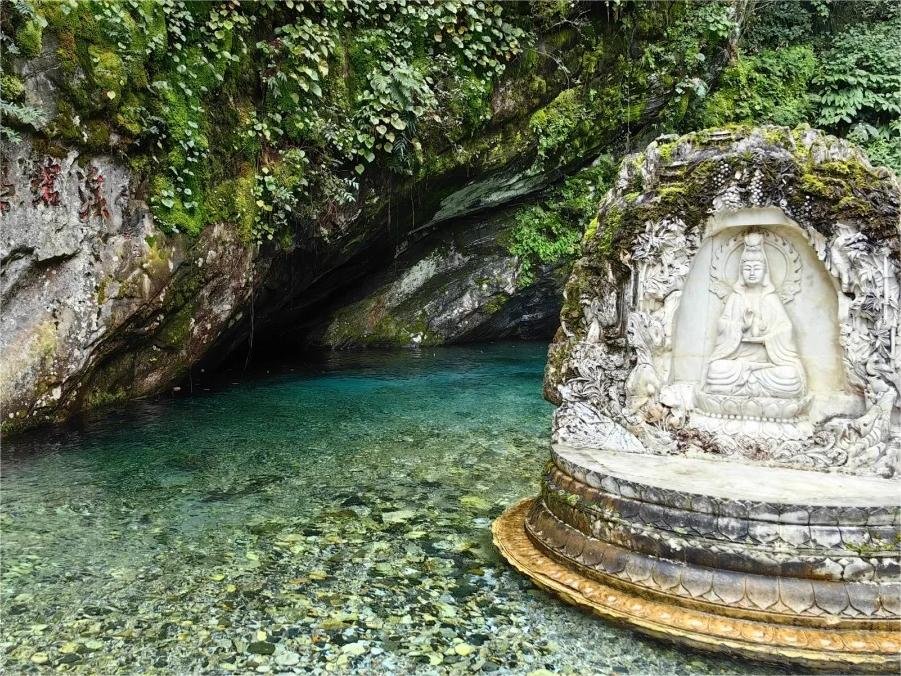 qingbi-stream-gorge-in-cangshan-mountain qingbi-stream-gorge-in-cangshan-mountain