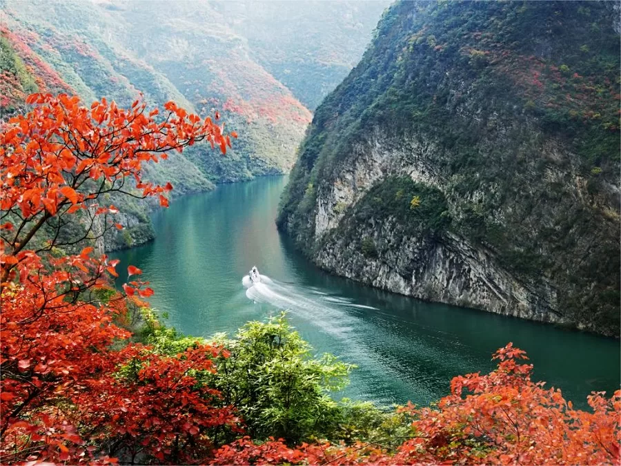 red-foliage-in-three-little-gorges-jpg red-foliage-in-three-little-gorges-jpg