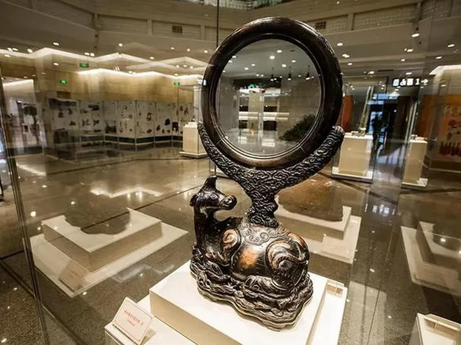 rhino-looking-at-the-moon-mirror-in-Qiao-Family-Compound-jpg rhino-looking-at-the-moon-mirror-in-Qiao-Family-Compound-jpg