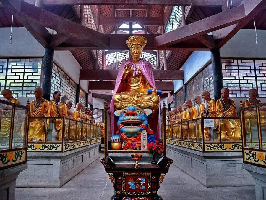 sacred-statues-in-fuhu-temple-in-mount-emei-jpg sacred-statues-in-fuhu-temple-in-mount-emei-jpg