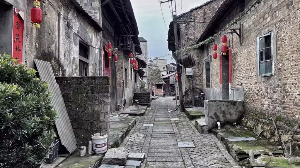sanlv-temple-ancient-street-1024x576.avif_-3