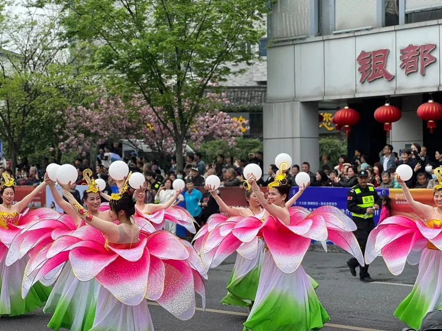 silk-flower-temple-fair-in-xinshi-ancient-town-jpg silk-flower-temple-fair-in-xinshi-ancient-town-jpg