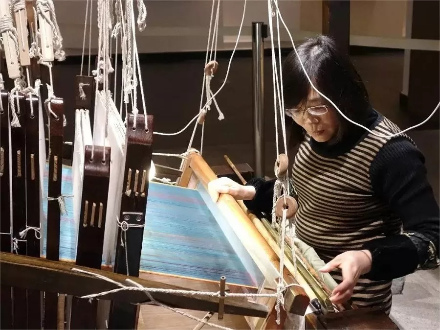 silk-weaving-demonstrations-in-suzhou-silk-museum-jpeg silk-weaving-demonstrations-in-suzhou-silk-museum-jpeg