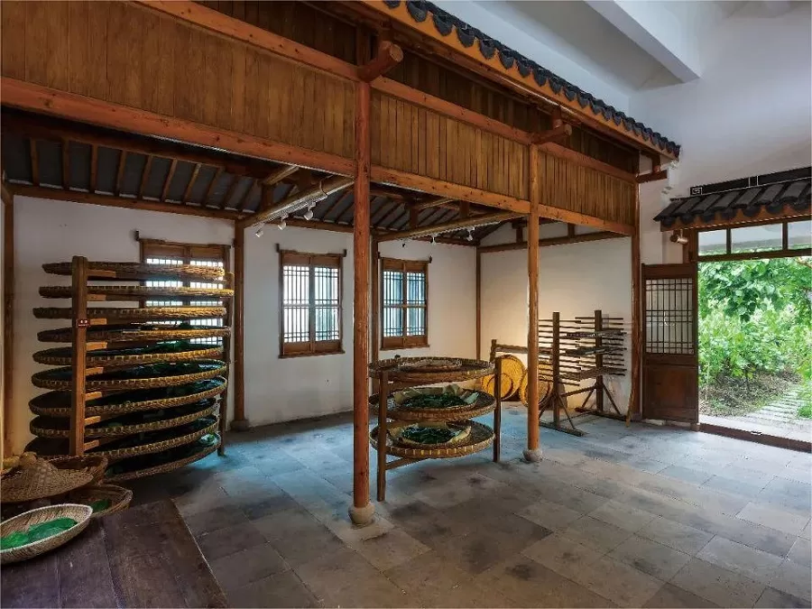 silk-worm-rearing-in-suzhou-silk-museum-jpg silk-worm-rearing-in-suzhou-silk-museum-jpg