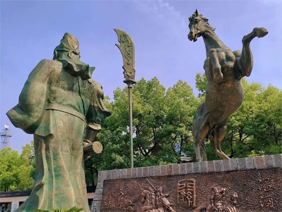 statue-in-guan-yu-temple-jingzhou-jpg statue-in-guan-yu-temple-jingzhou-jpg