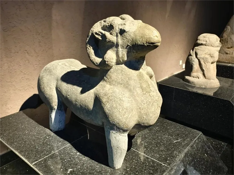 stone-carvings-gallery-in-luoyang-museum-jpg stone-carvings-gallery-in-luoyang-museum-jpg