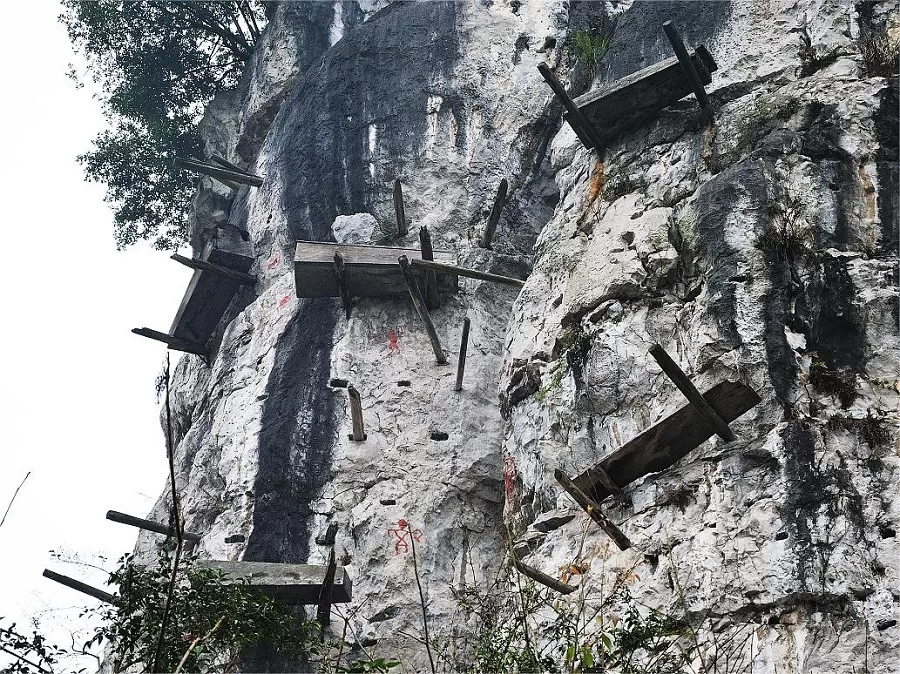 suspended-coffins-in-three-little-gorges-jpg suspended-coffins-in-three-little-gorges-jpg