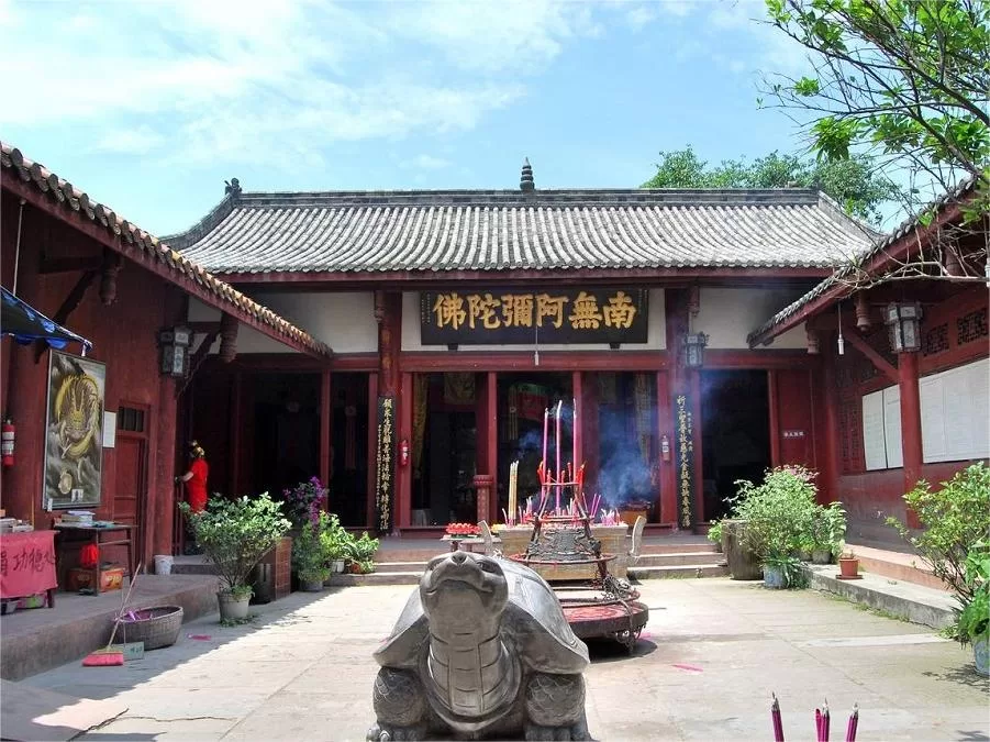 temple-complex-in-huanglongxi-ancient-town-jpg temple-complex-in-huanglongxi-ancient-town-jpg