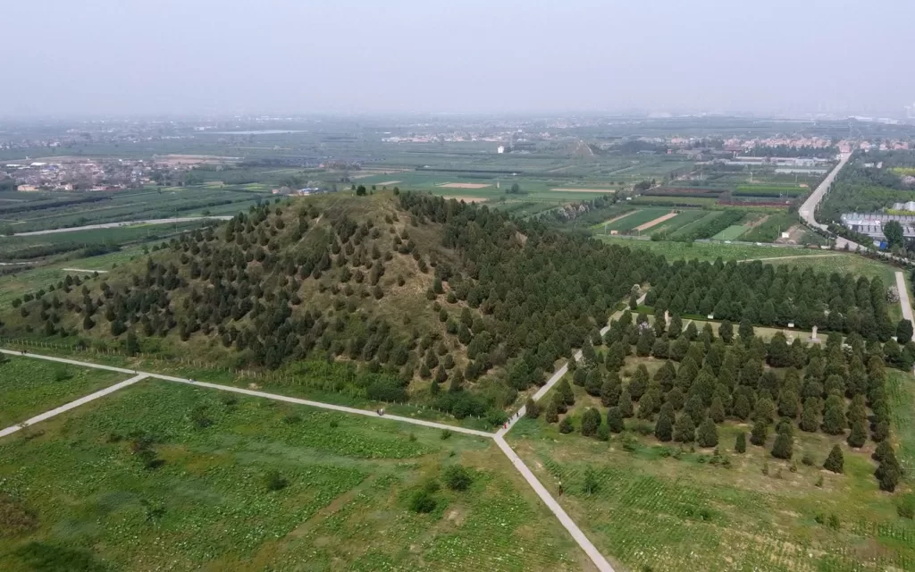 tomb-mound-in-maoling-mausoleum-of-emperor-wu-of-han-1024x640-1 tomb-mound-in-maoling-mausoleum-of-emperor-wu-of-han-1024x640-1