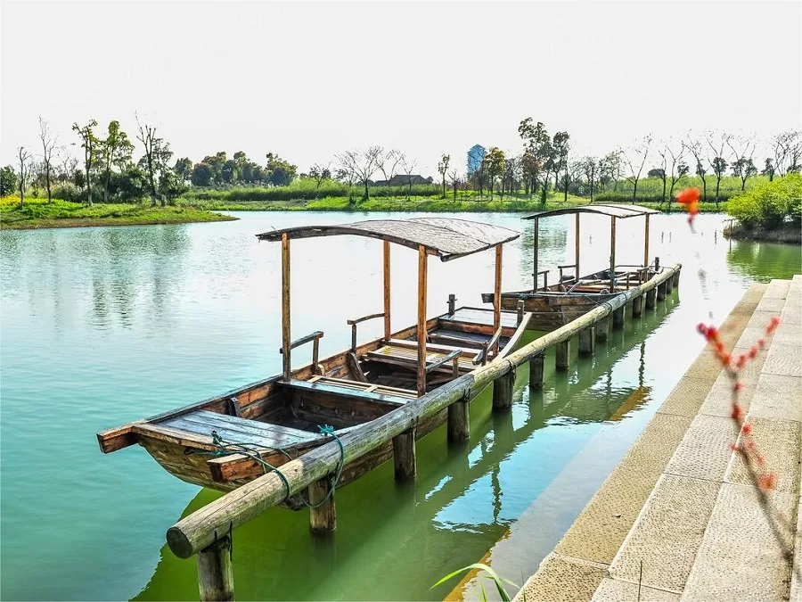 tranquil-boat-rides-in-taihu-wetland-park-jpg tranquil-boat-rides-in-taihu-wetland-park-jpg