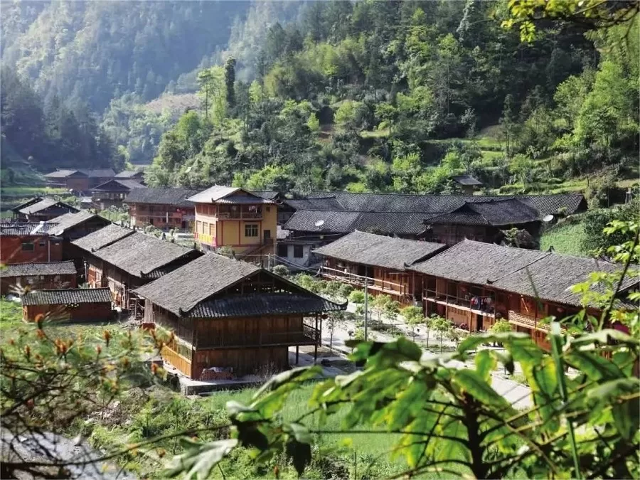 tujia-minority-in-xiaonanhai-national-geological-park-jpeg tujia-minority-in-xiaonanhai-national-geological-park-jpeg