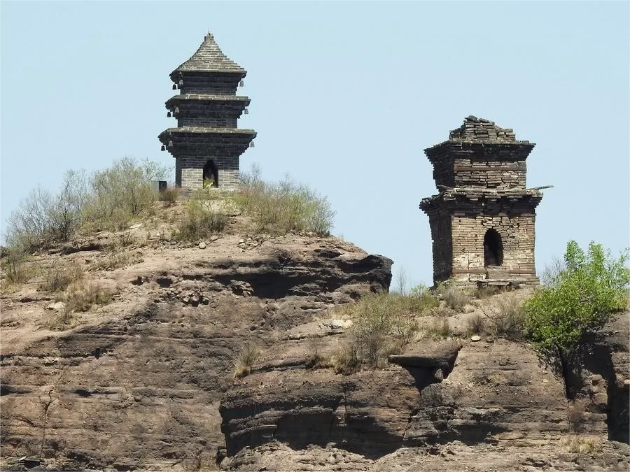 twin-pagodas-in-shuangta-mountain-jpg twin-pagodas-in-shuangta-mountain-jpg