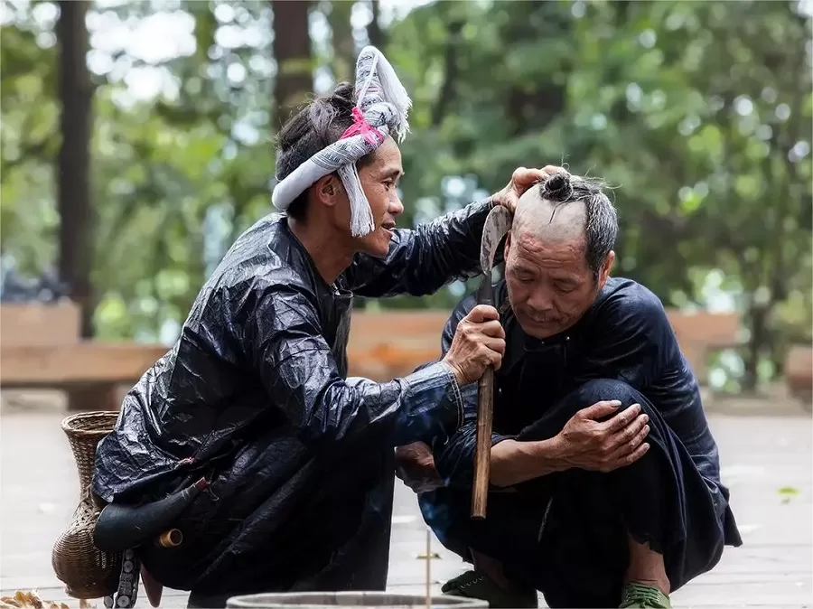 unique-attire-and-hairstyles-in-basha-miao-village-jpg unique-attire-and-hairstyles-in-basha-miao-village-jpg