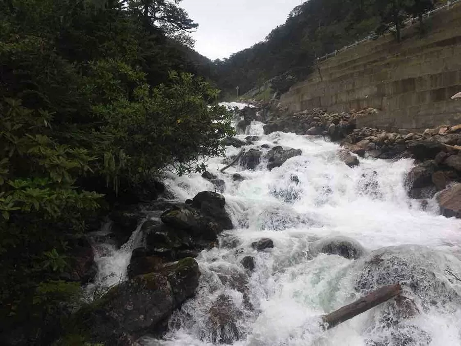 waterfalls-in-mugecuo-scenic-area-jpg waterfalls-in-mugecuo-scenic-area-jpg